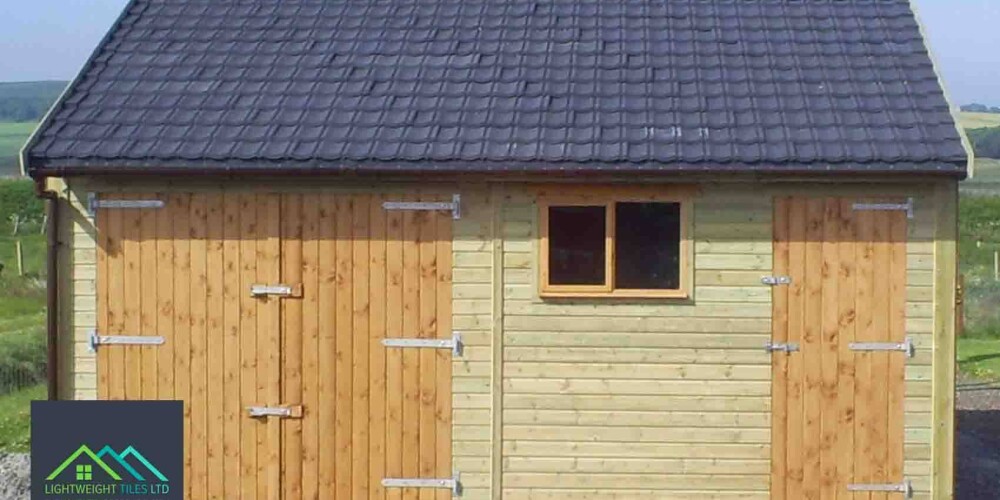 Wooden garage roof replacement in plastic tiles by lightweight tiles